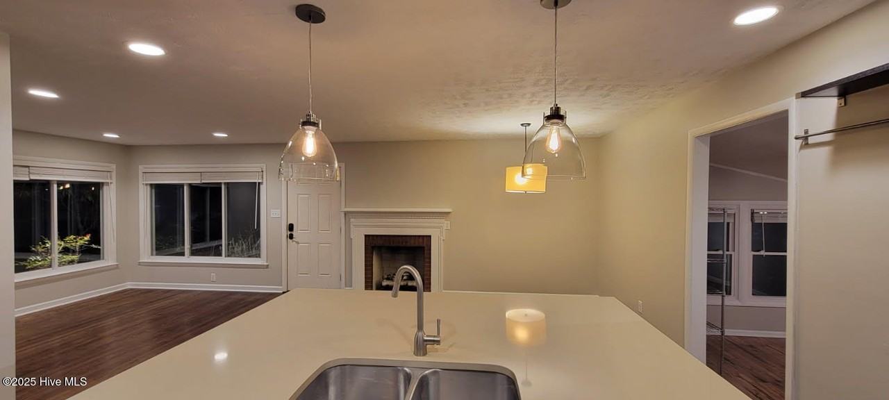 490 N May St - Photo 5 of 13