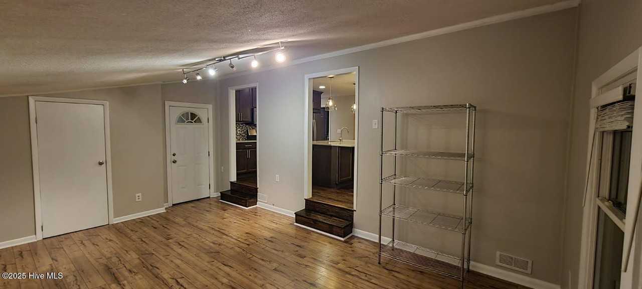 490 N May St - Photo 6 of 13
