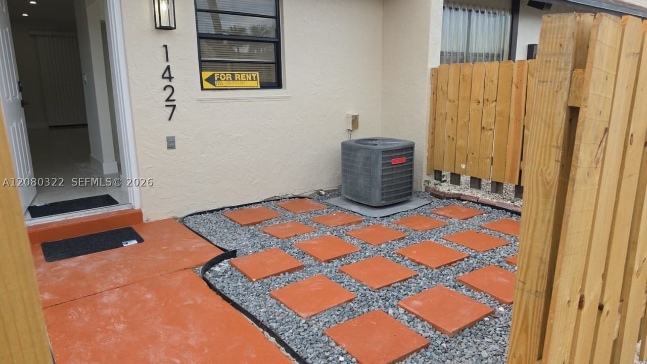 1427 Towhee St - Photo 3 of 35