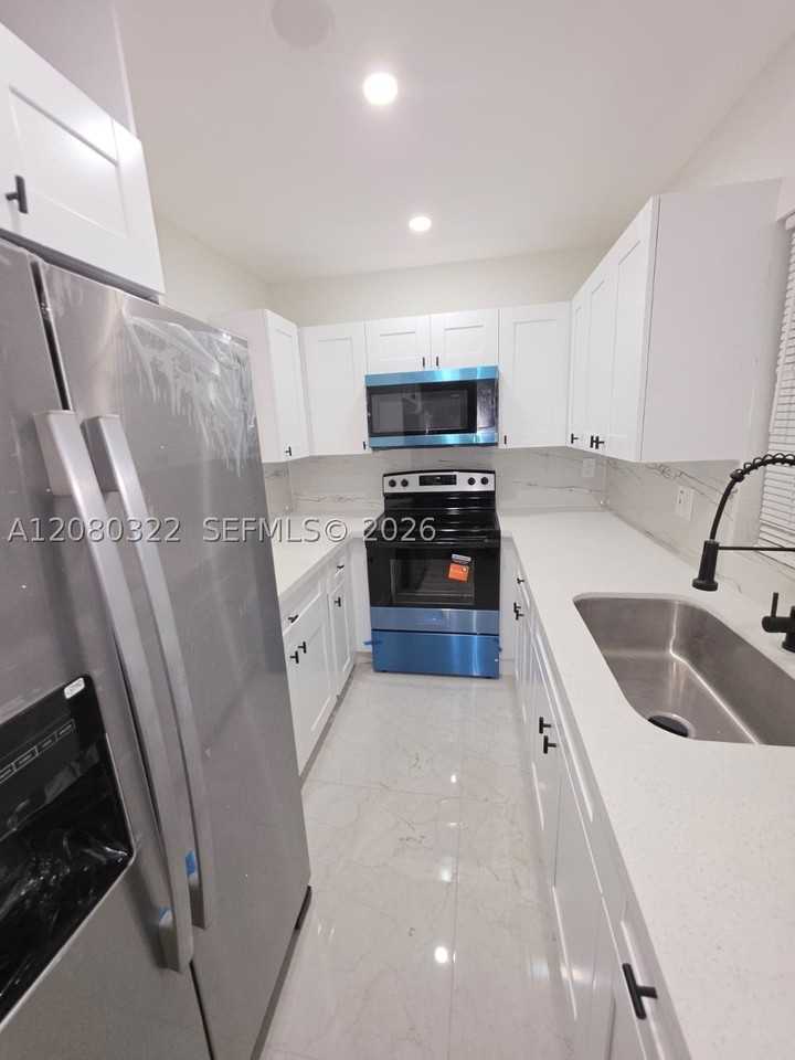 1427 Towhee St - Photo 4 of 35