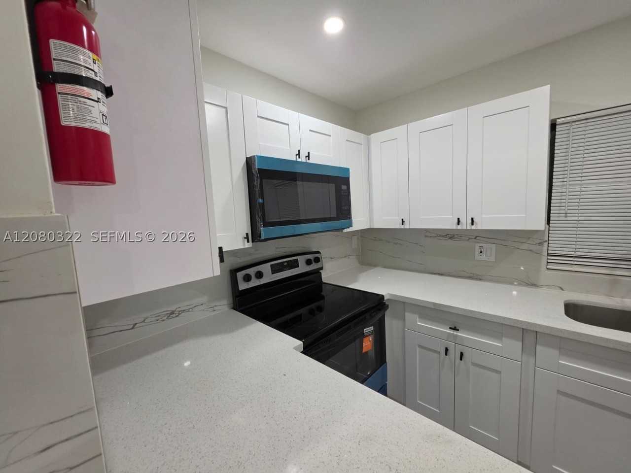 1427 Towhee St - Photo 5 of 35