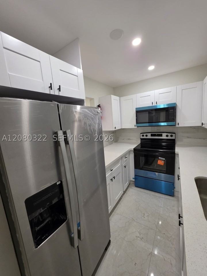 1427 Towhee St - Photo 6 of 35