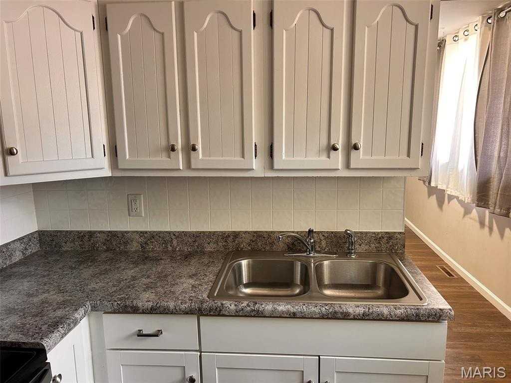 1118 Mcpherson Ave - Photo 3 of 10