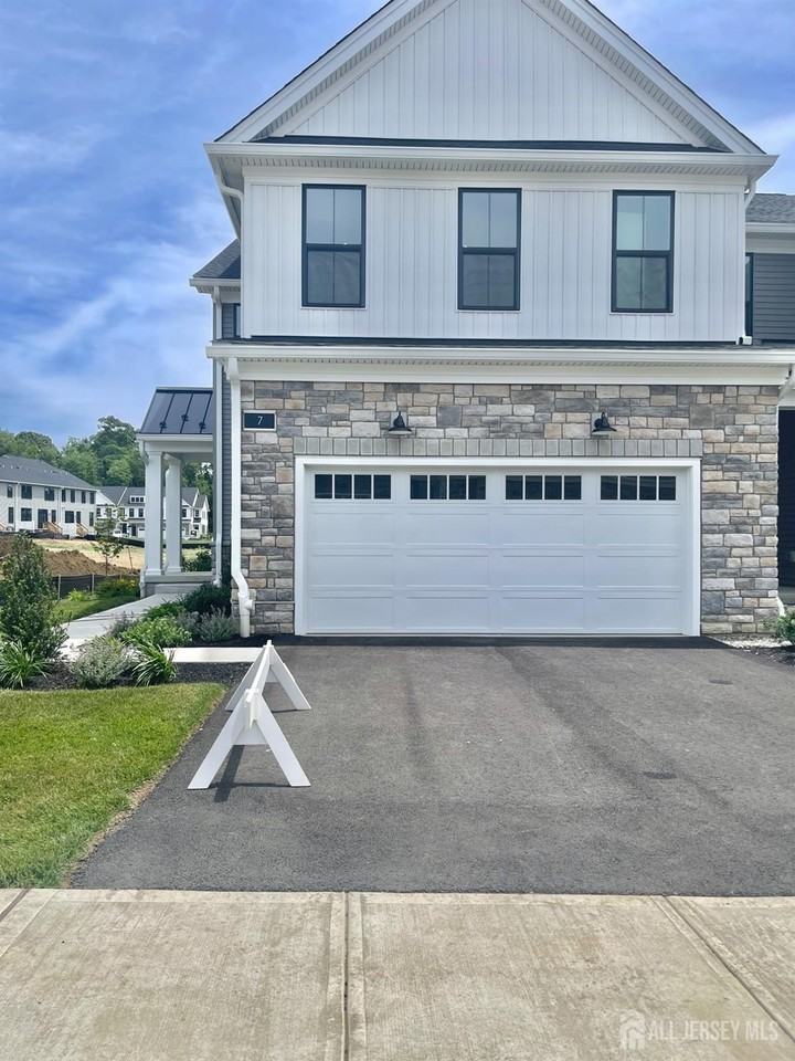 7 Colt Ln