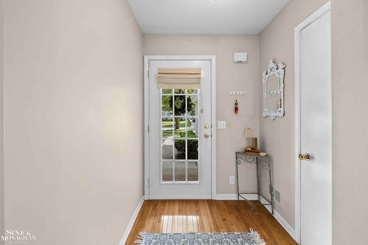 535 Saint Clair St - Photo 5 of 46