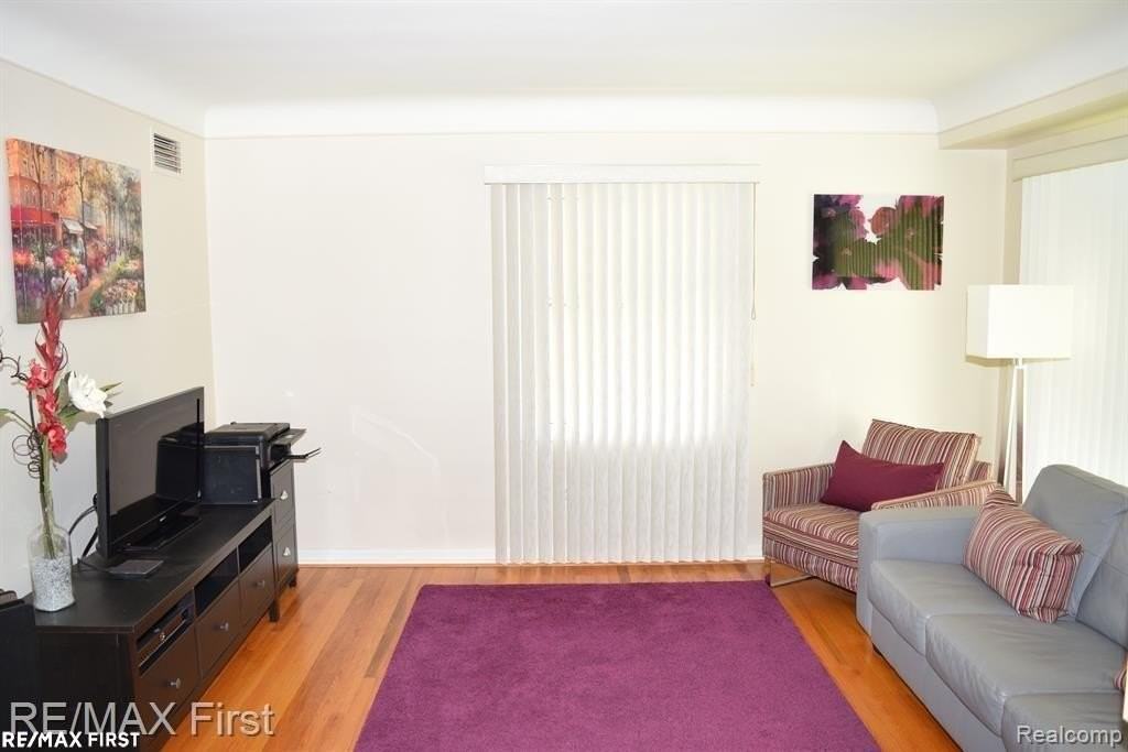 2666 Catalpa Dr - Photo 3 of 17