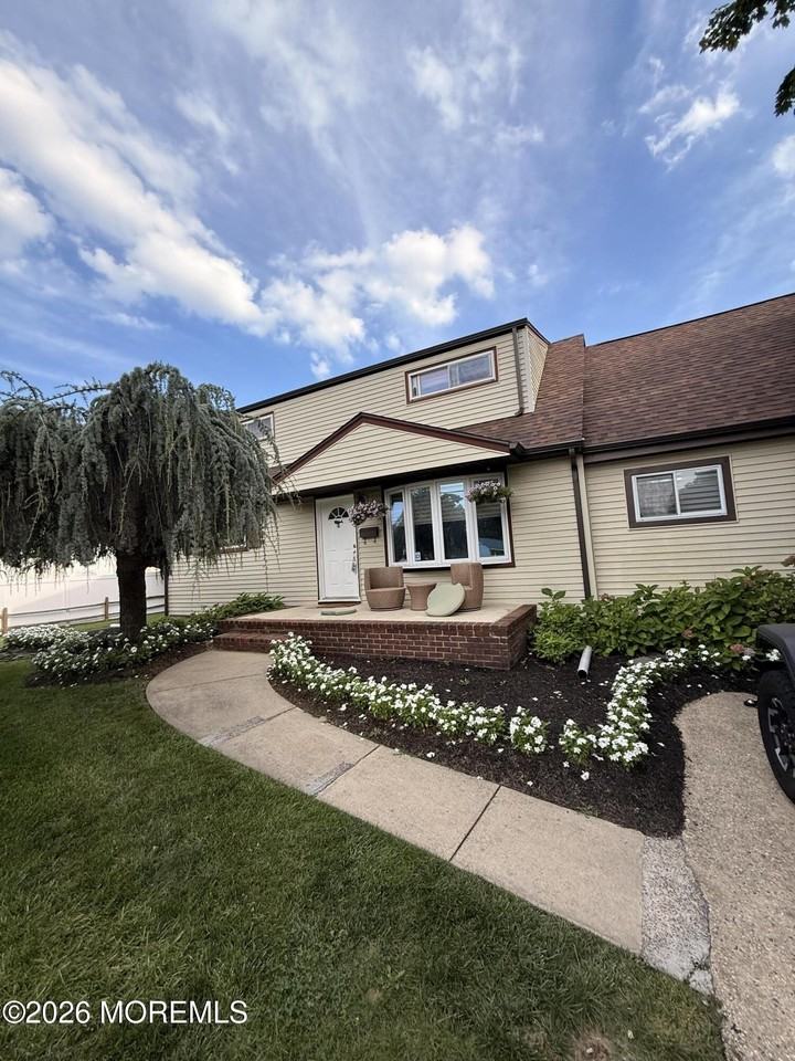 7 Carole Dr - Photo 2 of 21