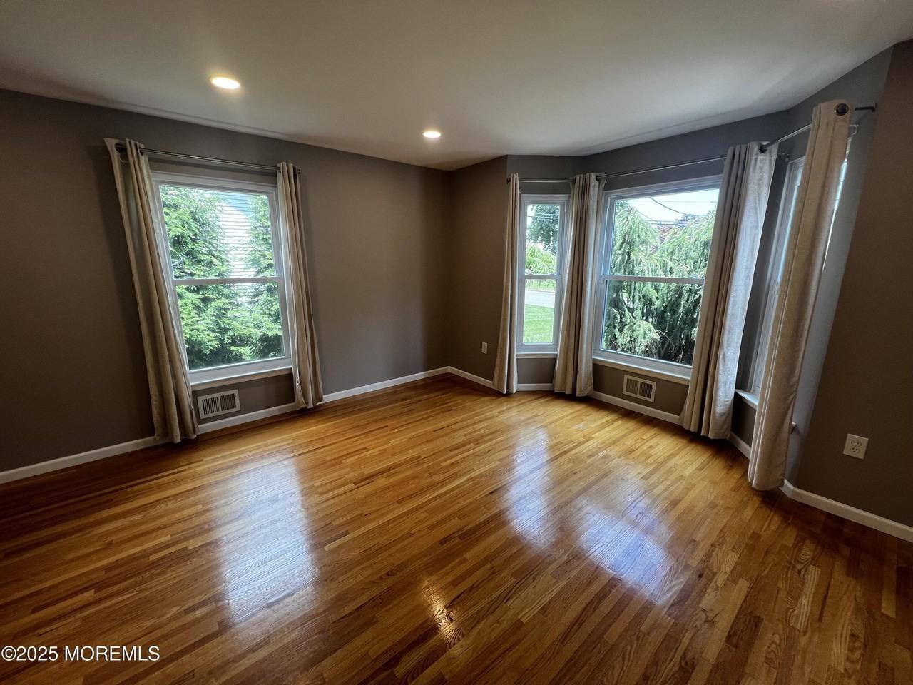1624 Melville St - Photo 5 of 32
