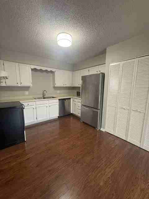 1025 Manchester Ct #1025 - Photo 2 of 12