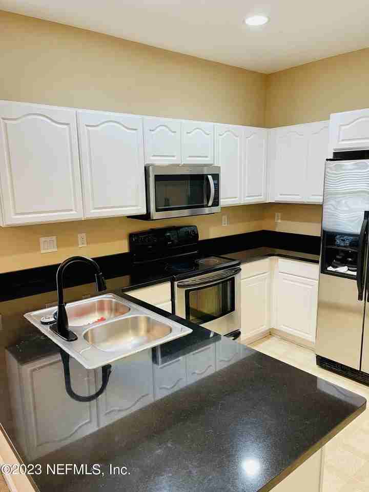 605 Drake Bay Ter - Photo 4 of 13