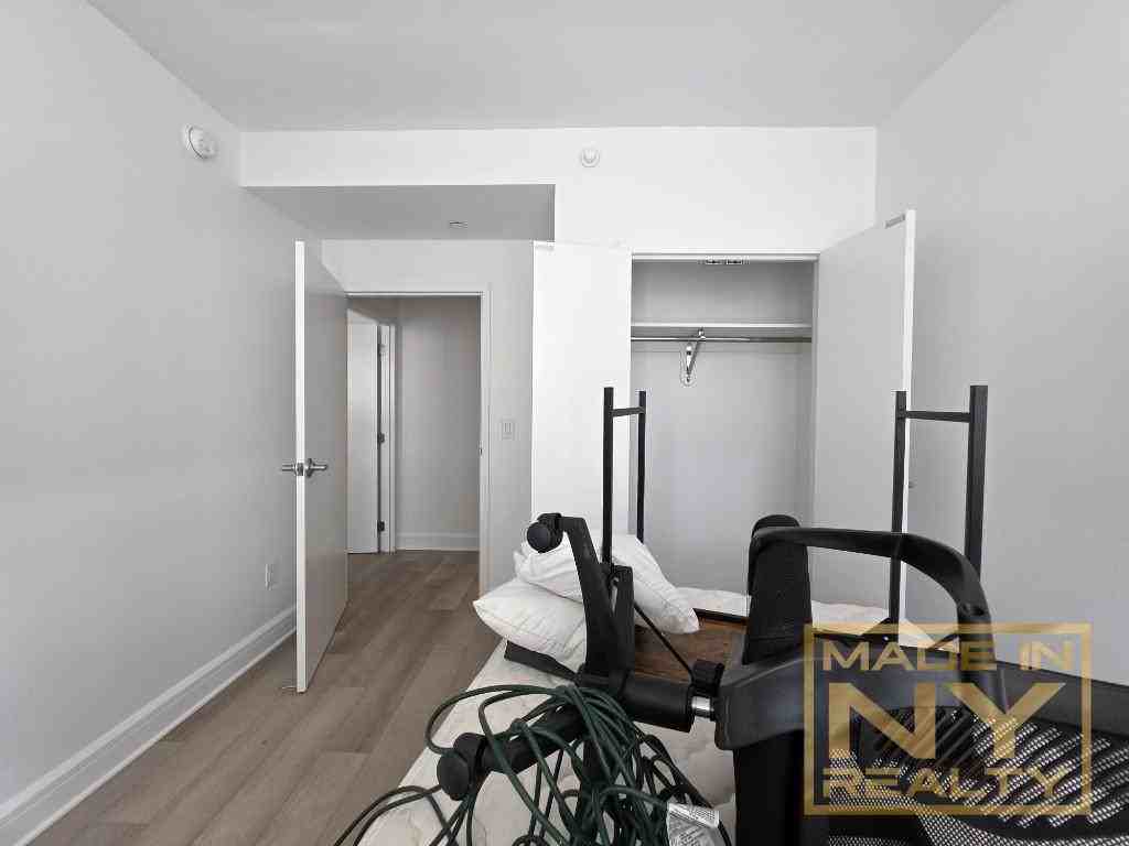 6211 108th St #16J - Photo 6 of 12