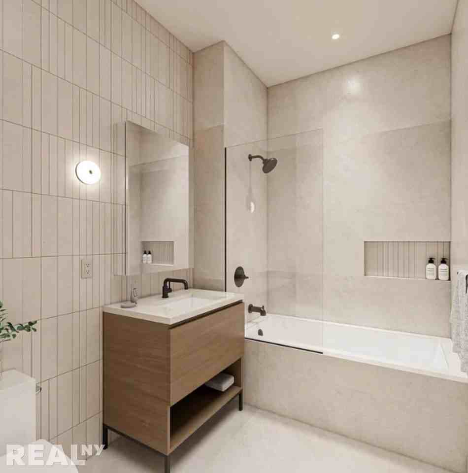 Hawthorne St #3E - Photo 3 of 3