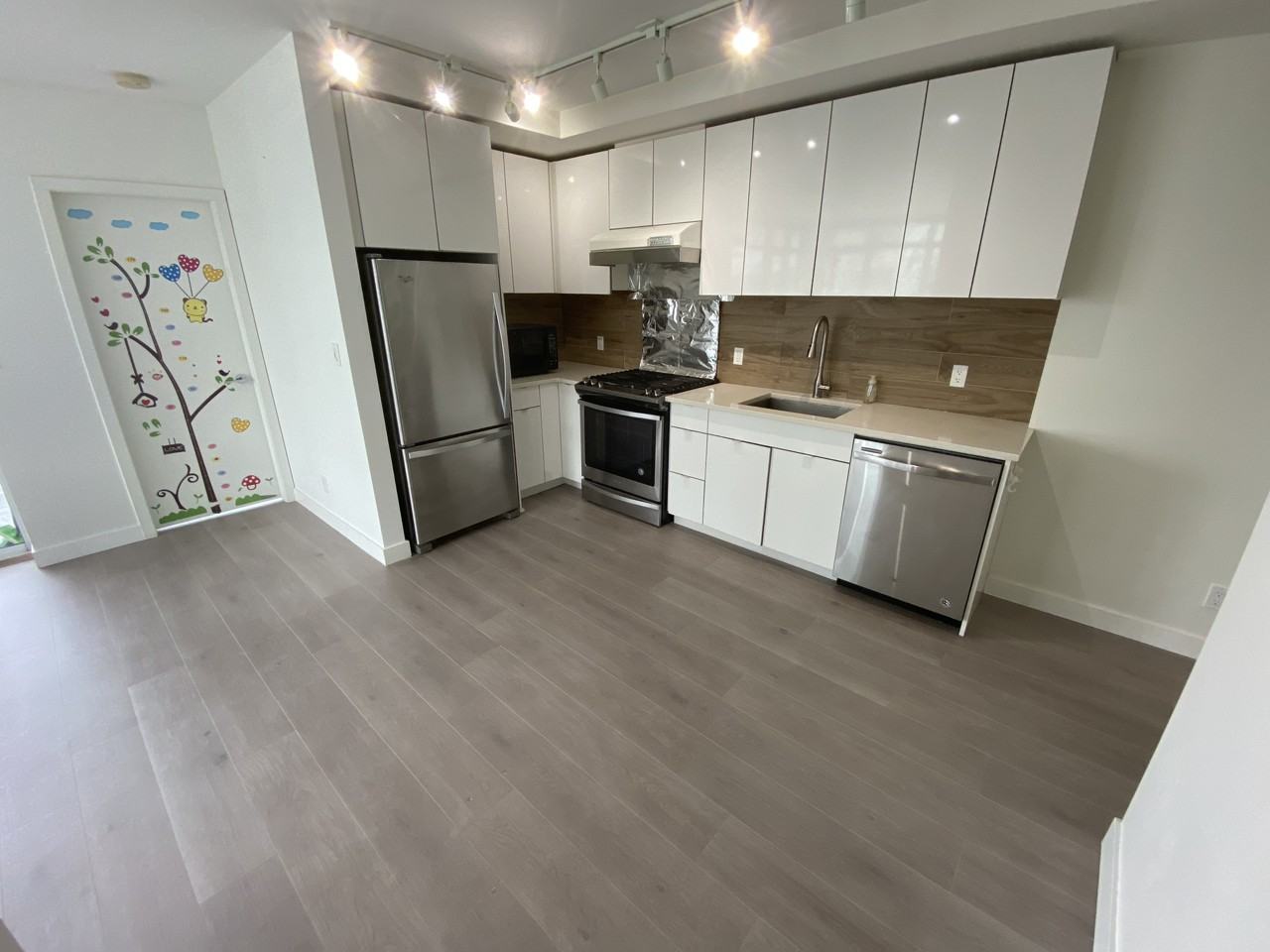 200 Nelsons Cres - Photo 3 of 11