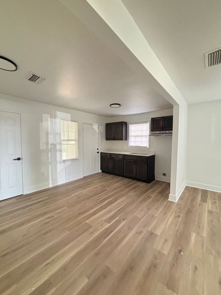 321 Cheryl St - Photo 2 of 7