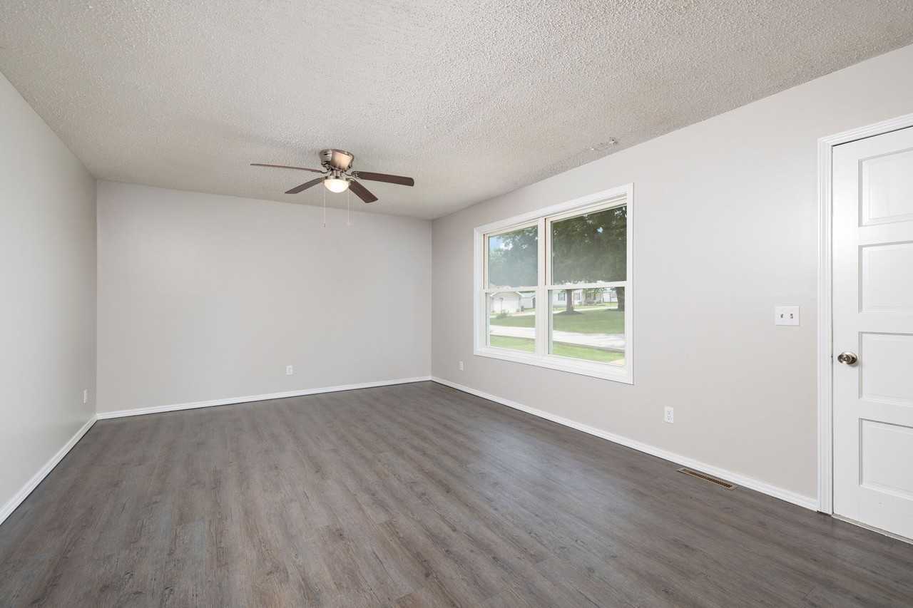 1015 N Hickory St - Photo 2 of 26