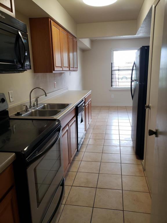 3330 Seine St Apt B - Photo 3 of 6
