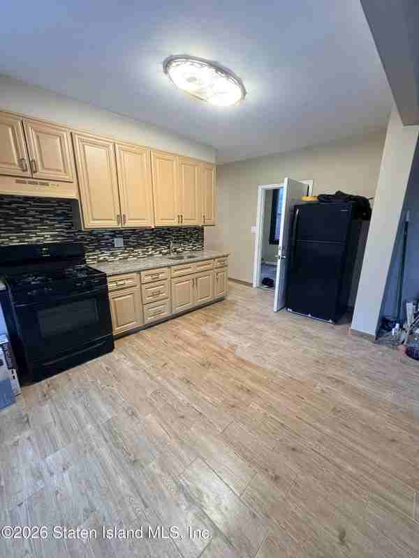 225 Victory Blvd - Photo 2 of 8