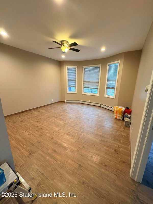 225 Victory Blvd - Photo 3 of 8