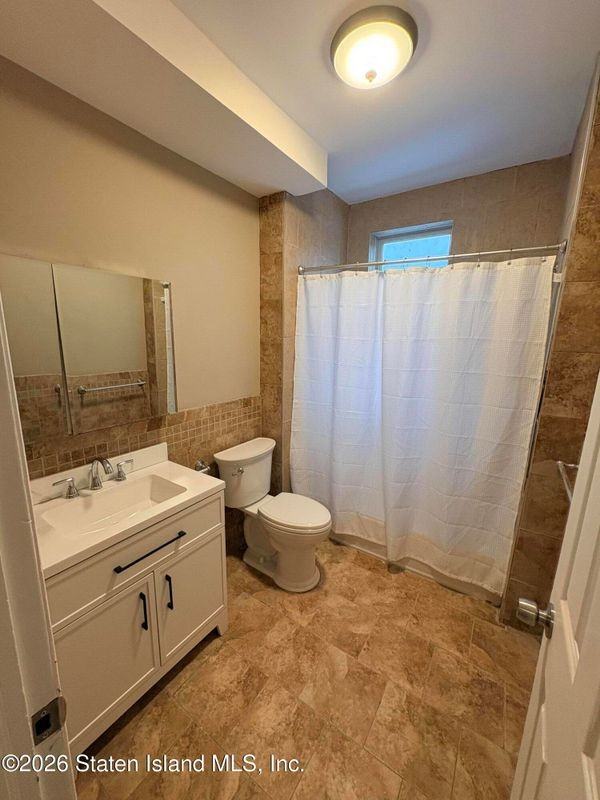 225 Victory Blvd - Photo 4 of 8