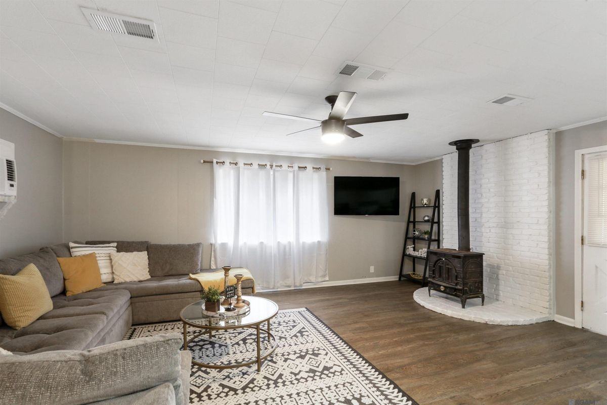 1151 Wylie Dr - Photo 3 of 18