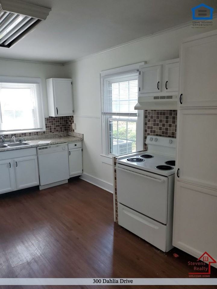300 Dahlia Dr - Photo 2 of 13