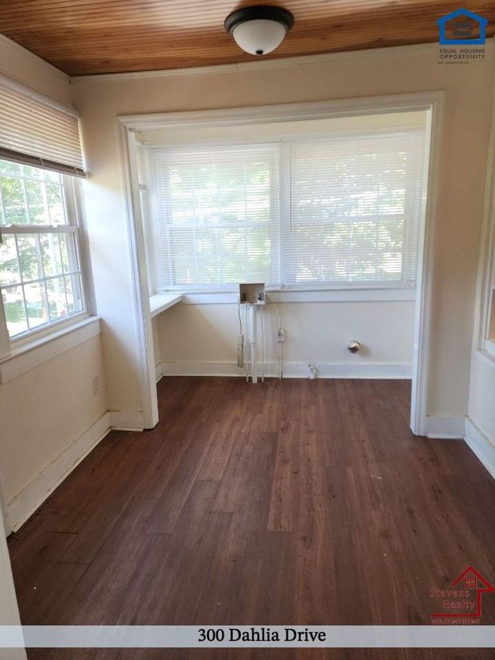 300 Dahlia Dr - Photo 7 of 13
