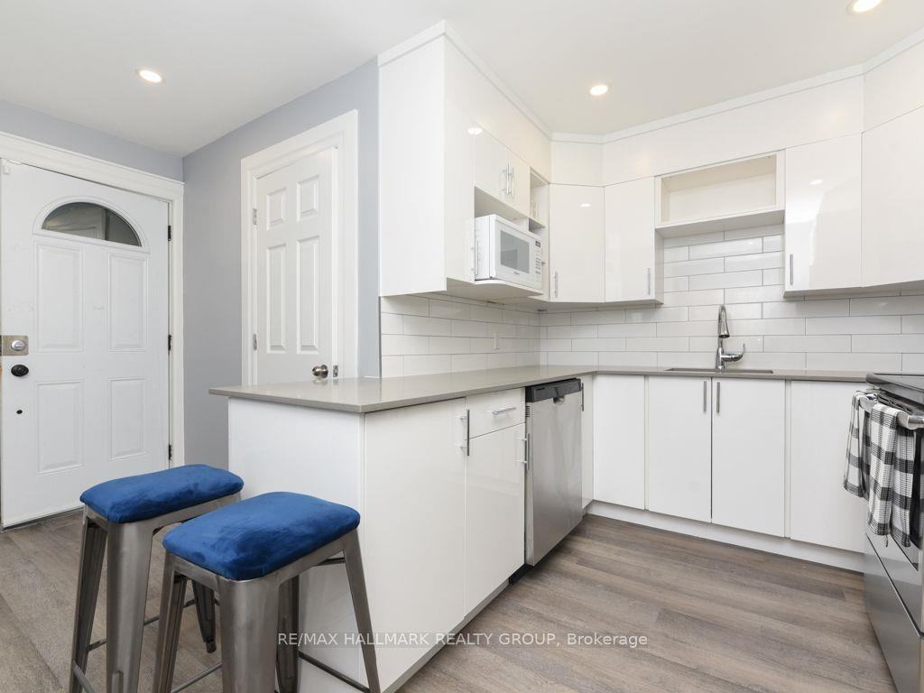 2 + 2 Bedroom Academic Suite • Main Floor + Basement • All Inclusive • Sandy Hill - Photo 3 of 23