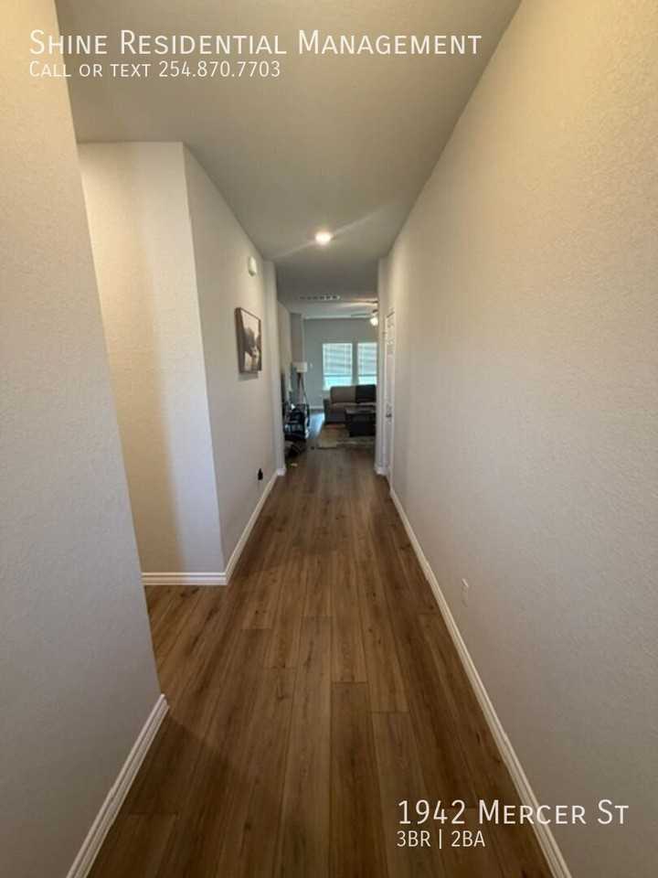 1942 Mercer St - Photo 5 of 39