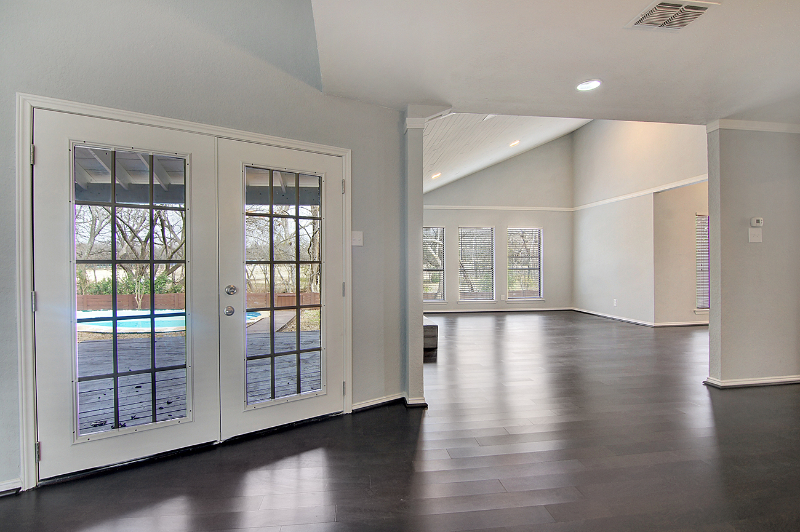 3333 Creekbend Dr - Photo 4 of 9