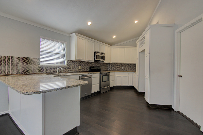 3333 Creekbend Dr - Photo 6 of 9