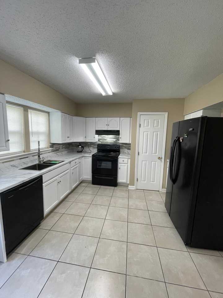 3150 Virginia St - Photo 3 of 9