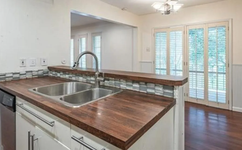 5838 Sandhurst Ln - Photo 4 of 20