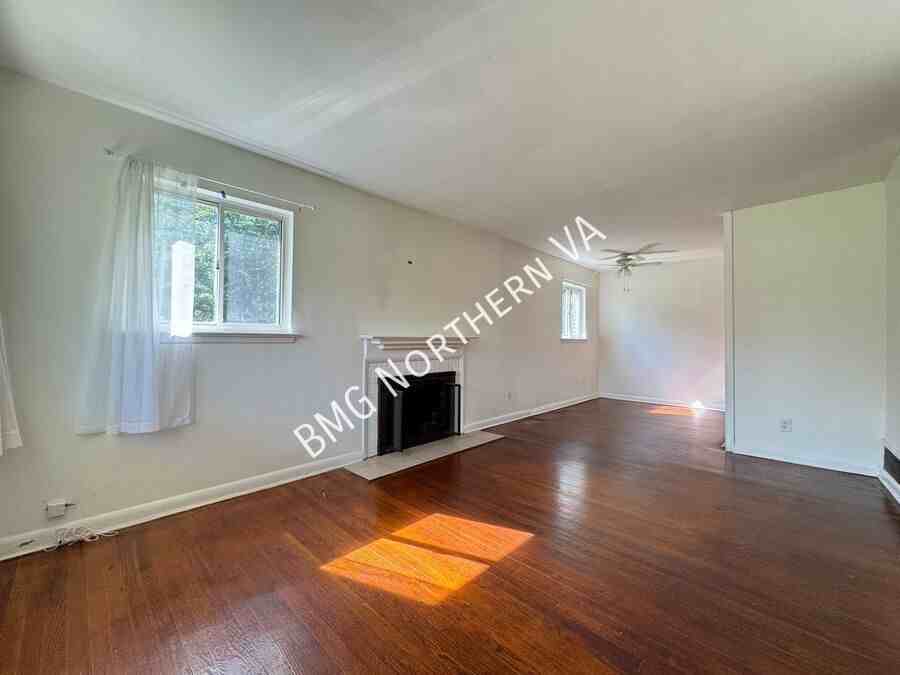 7046 Lee Park Ct - Photo 3 of 44