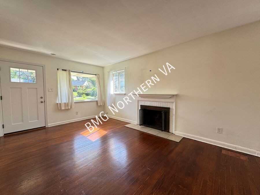 7046 Lee Park Ct - Photo 4 of 44