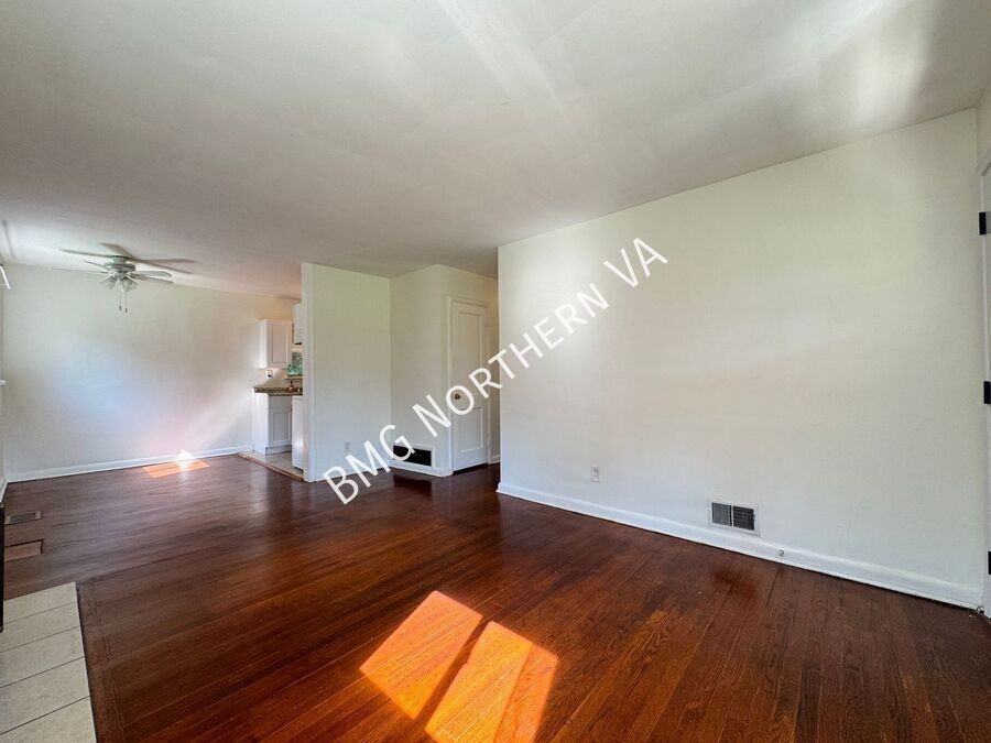 7046 Lee Park Ct - Photo 5 of 44