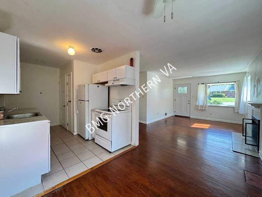 7046 Lee Park Ct - Photo 6 of 44