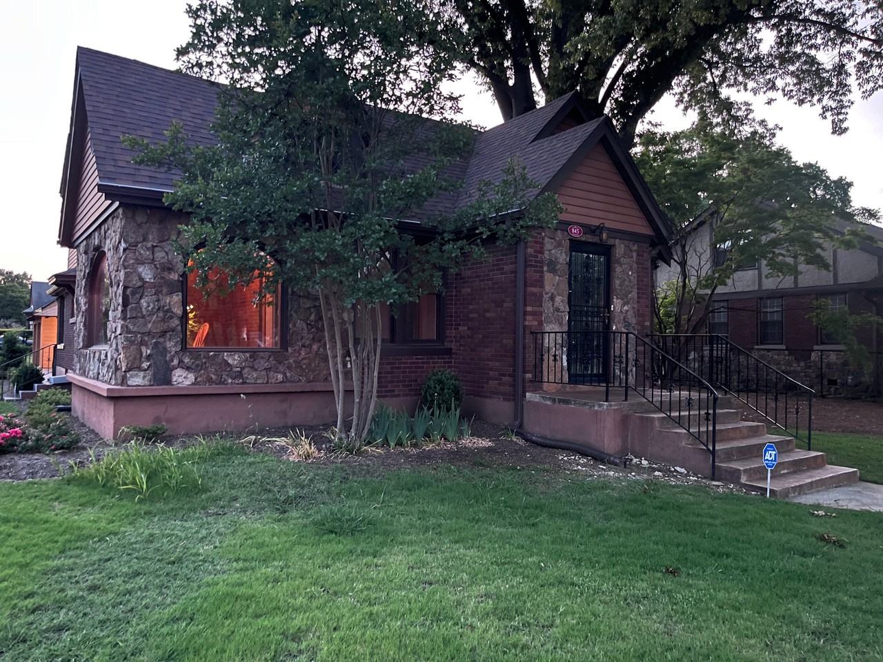 845 University St - Photo 2 of 6