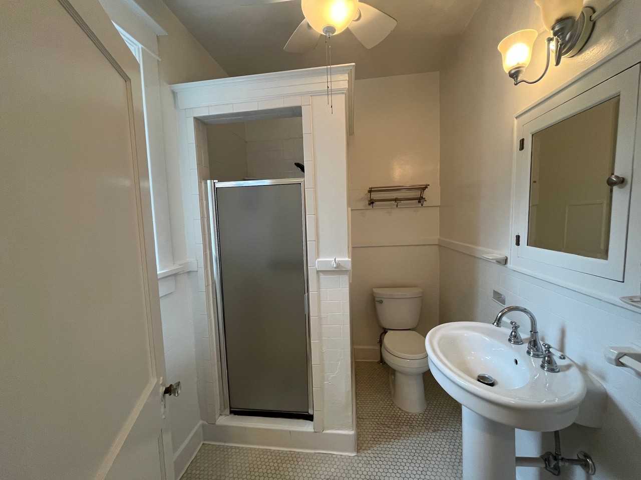 845 University St - Photo 3 of 6