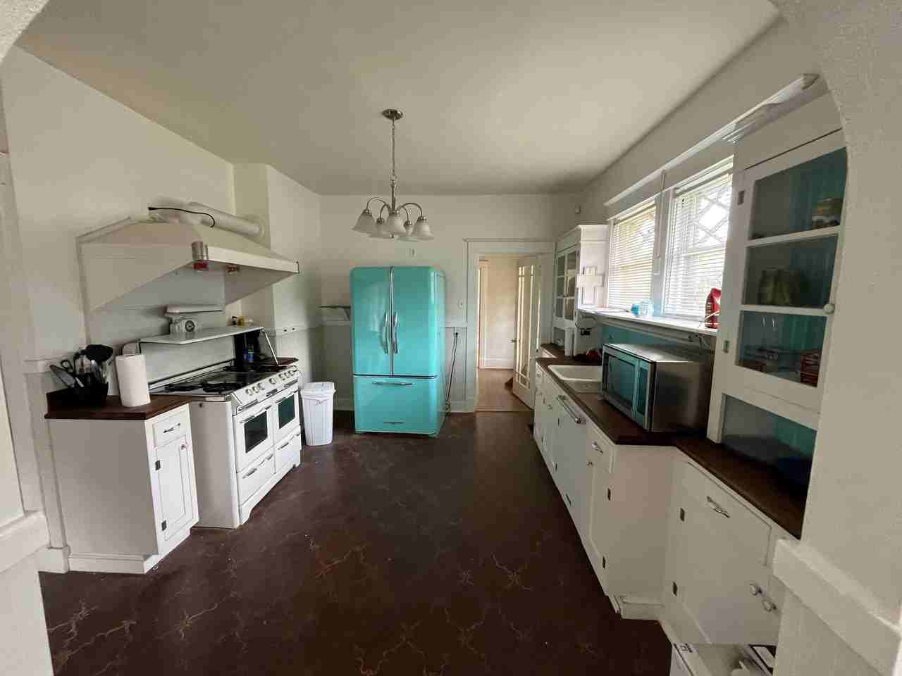 845 University St - Photo 4 of 6