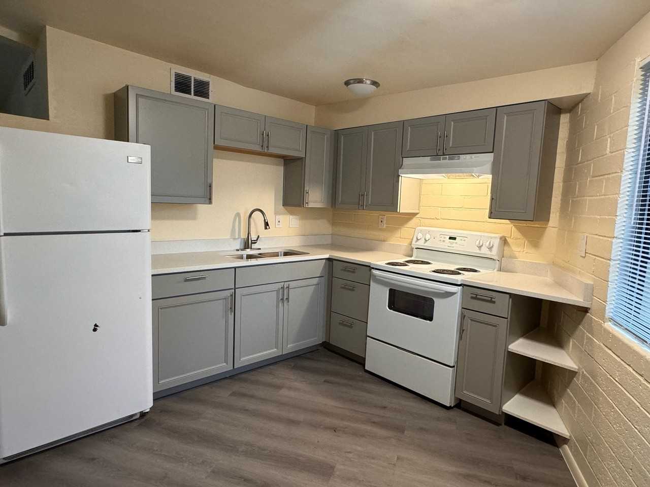 1524 W Knox St - Photo 4 of 10