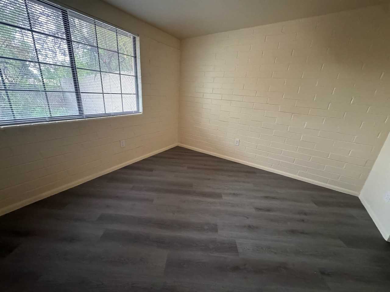 1524 W Knox St - Photo 5 of 10