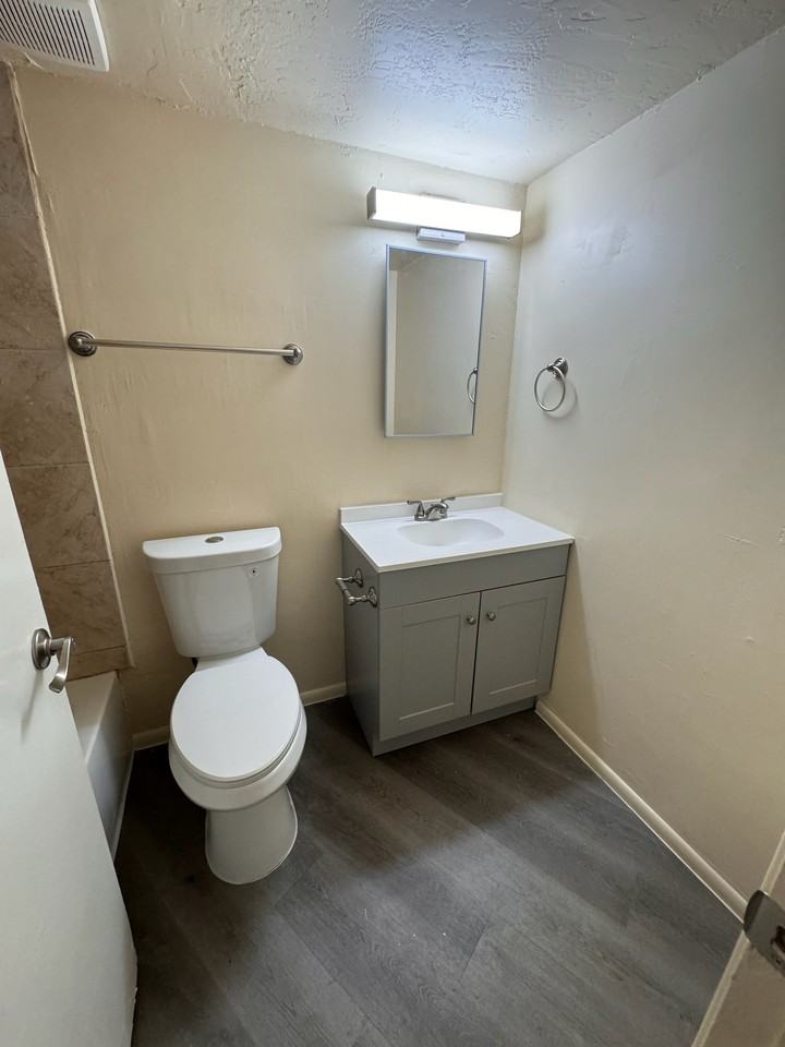 1524 W Knox St - Photo 6 of 10