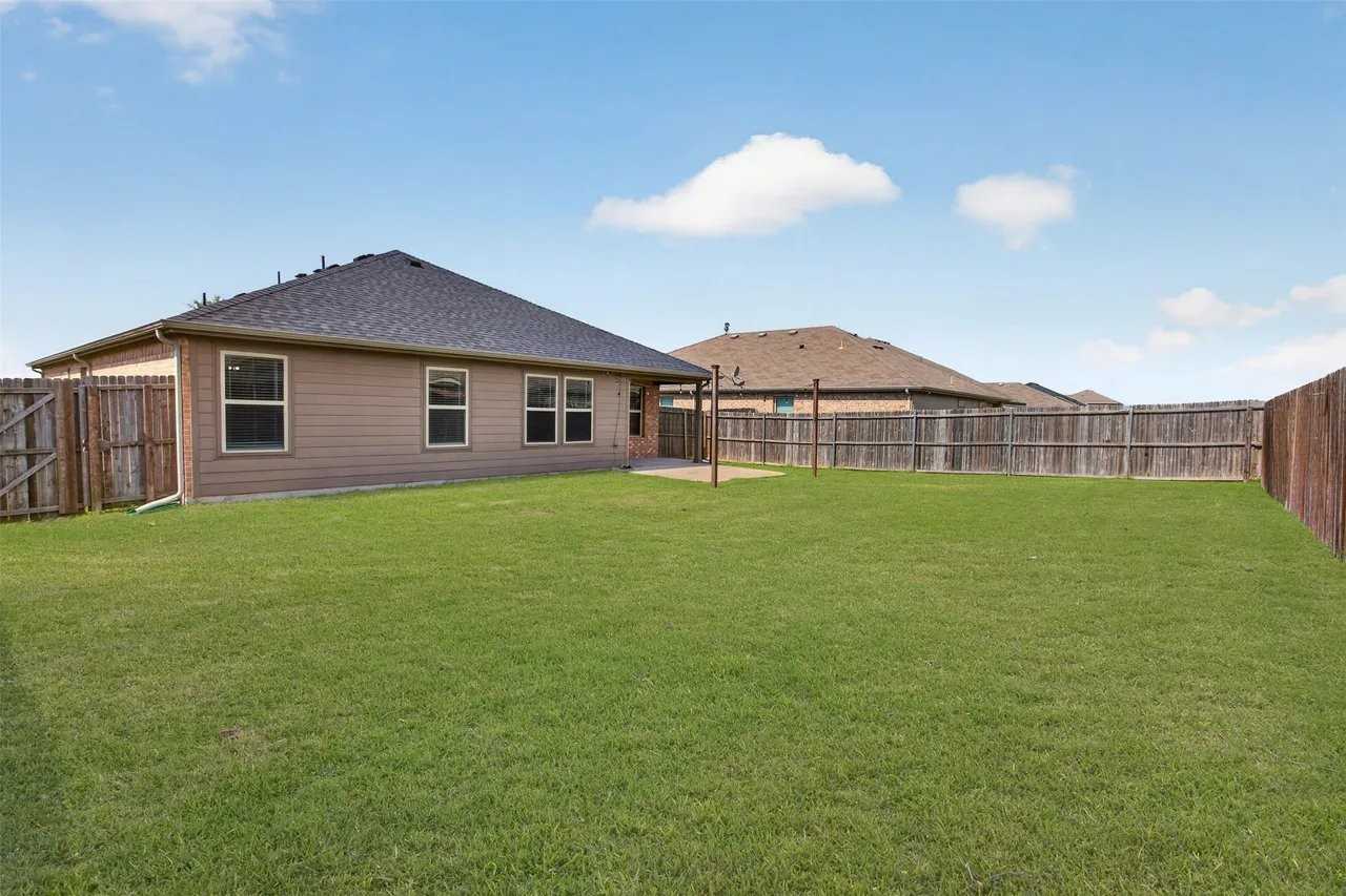 416 Azalea Dr - Photo 4 of 17