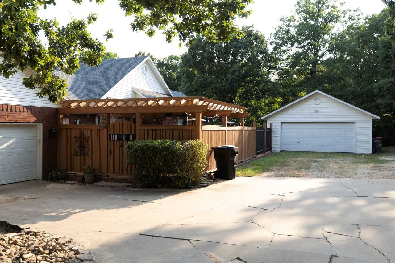 2431 N Toy Dr - Photo 3 of 20