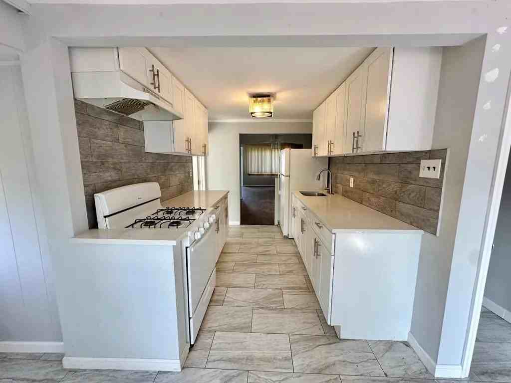 19 Hill St - Photo 7 of 24