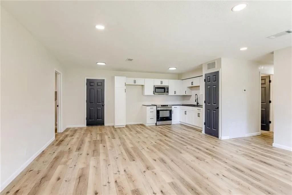 4702 E 45th St - Photo 2 of 20