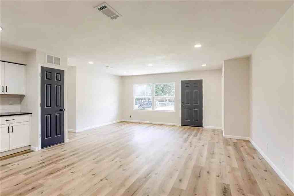 4702 E 45th St - Photo 3 of 20