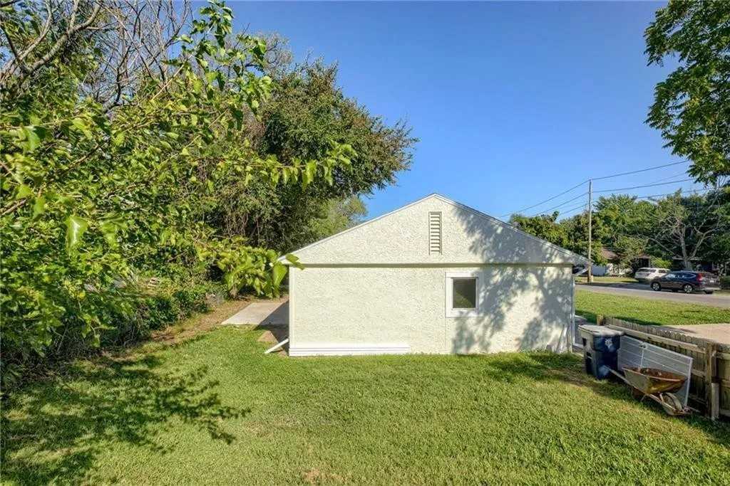 4702 E 45th St - Photo 5 of 20