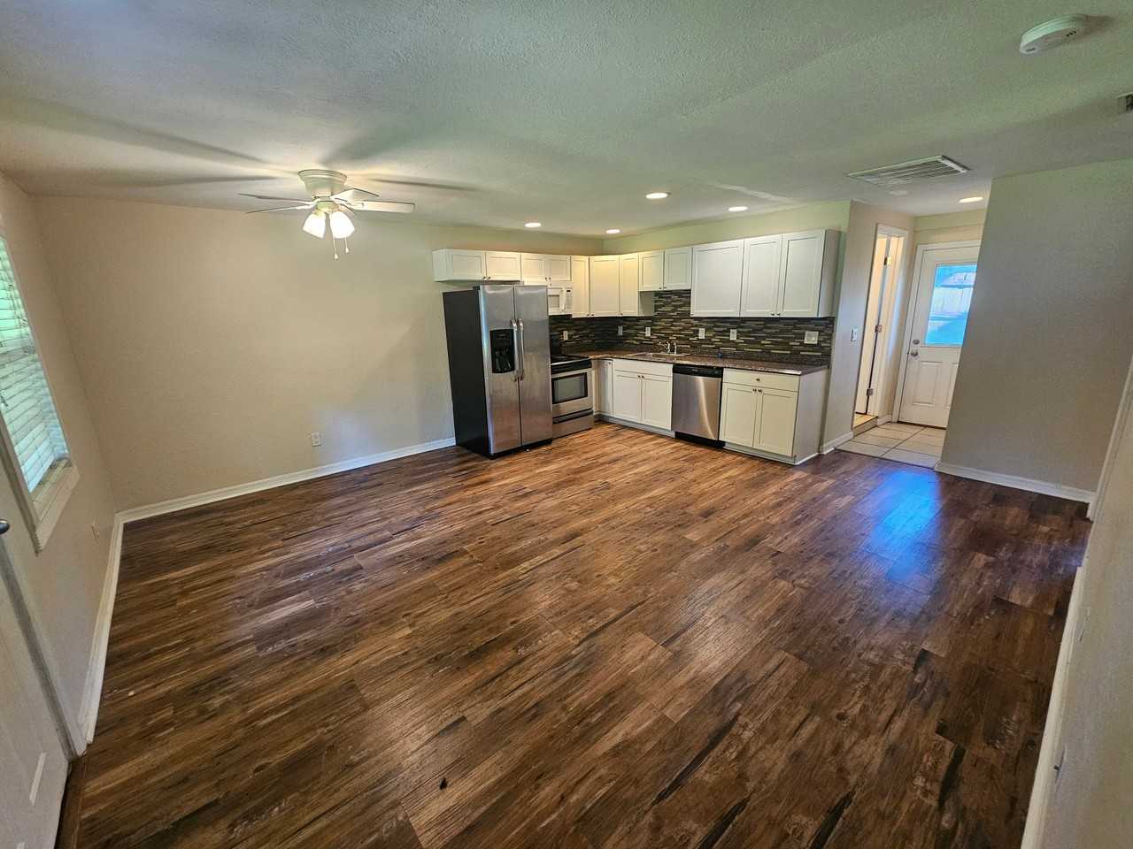 470 Forest Ave - Photo 4 of 11