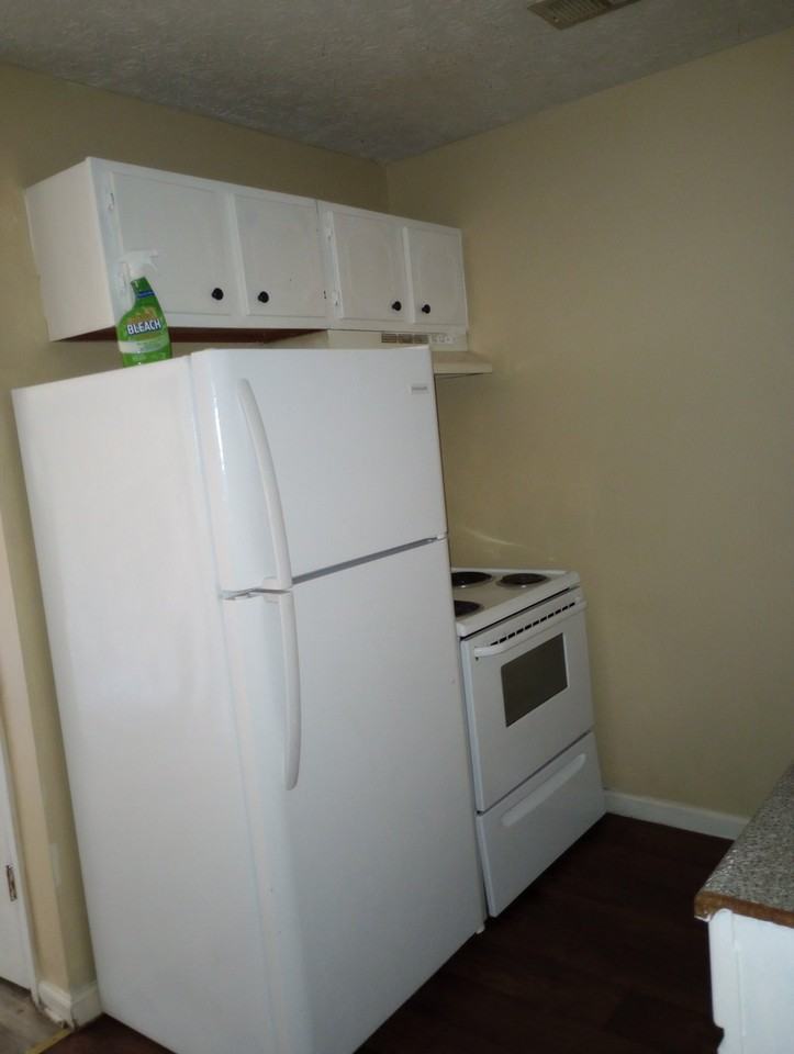 736 Kings Rd - Photo 2 of 3